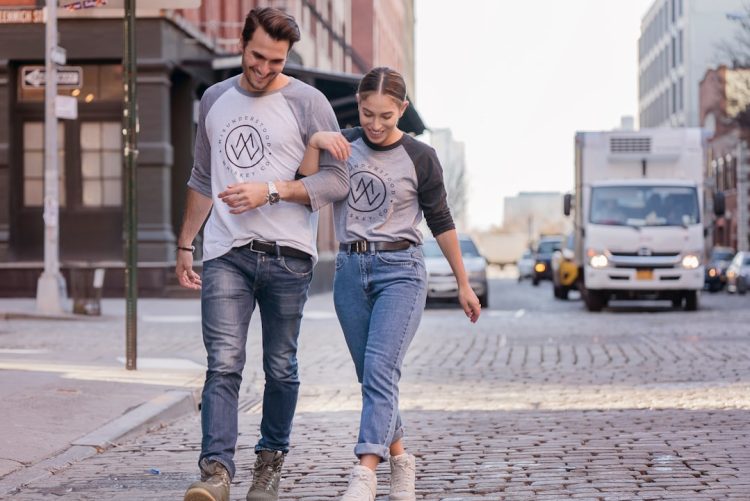 Photo Couple walking