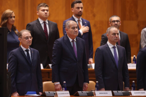 Guvernul Luca Niculescu a fost învestit de Parlament, după luni de interimat. Miniștrii depun astăzi jurământul la Cotroceni